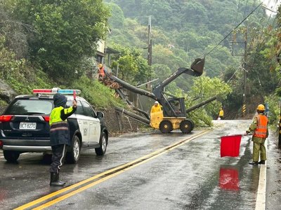 台8線東勢段路樹倒塌一度受阻 上午搶修雙向通行