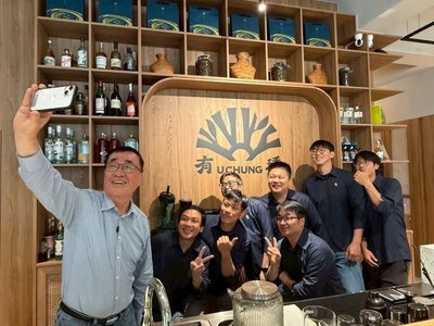 李四川訪坪林挺茶農　蘇巧慧評綠北市長人選都優秀