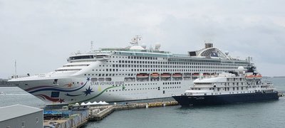 馬公商港首迎雙郵輪　2千名外籍旅客澎湖半日遊