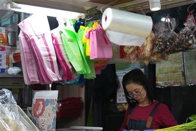 中油四輕增產　經濟部：塑膠袋醫材蔬果包裝供應無虞