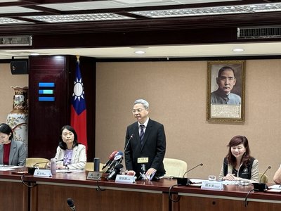 經長：5千噸平價專案供應塑膠包材　不排除提減塑獎勵