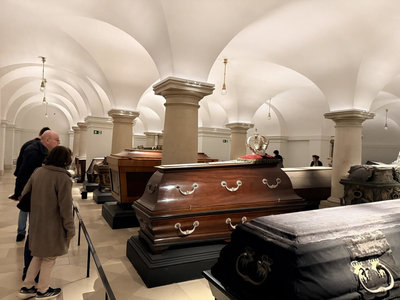 柏林大教堂重啟地下墓穴 百具棺木展歐洲王權文化