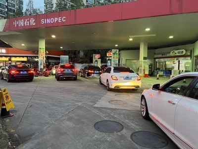 中國油價連6漲　上海加油站現排隊車潮