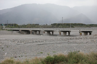 趕在颱風汛期前 貫穿台東市太平溪緊急疏濬完成