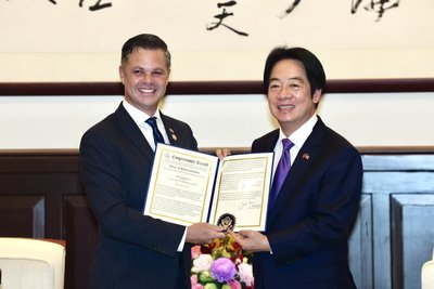 晉見賴總統 美國眾議員能恩呈贈國會表彰紀錄