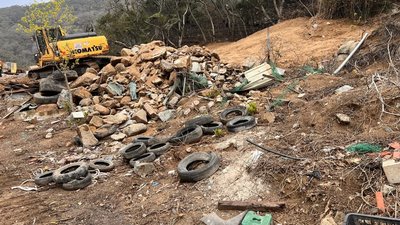 北竿公有山坡地遭堆置廢棄物 檢嚴辦業者20萬交保