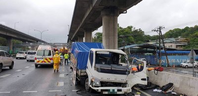 國1內湖段5車追撞　小貨車駕駛傷重不治