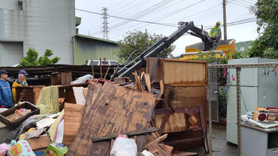 苗栗豪雨淹慘三合院　5天清出近50噸泡水家具