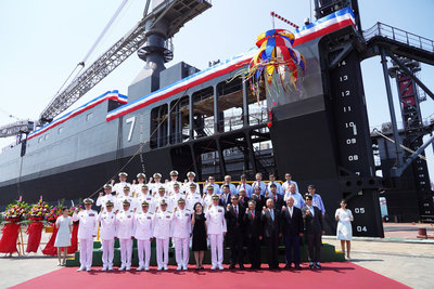 台船承造海軍新建浮塢下水　穩健推動國艦國造