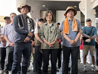 蔡英文訪高雄果嶺公園　同框陳其邁、賴瑞隆健走