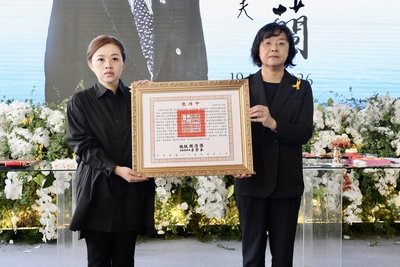 台語詩人蔡奇蘭告別式　文化部代表頒贈總統褒揚令