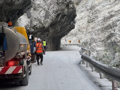 中橫流芳橋路段落石  車輛一度受阻幸無人傷亡