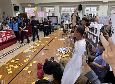 南投擬設垃圾焚化爐　民眾丟金紙抗議會議爆推擠