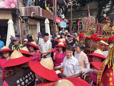旱溪媽祖遶境十八庄 盧秀燕、劉世芳祈求風調雨順