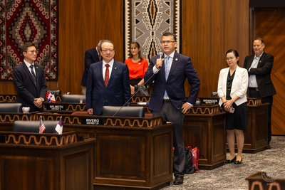 台灣駐洛杉磯處長進亞利桑那州議會　用珍奶舉杯見證友誼