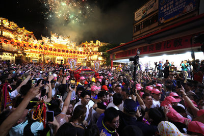 大甲媽祖乘新轎起駕　外國人也來瘋媽祖