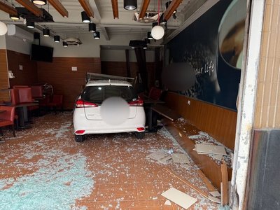 自小客車衝進苗栗咖啡店　顧客用餐遭撞不治