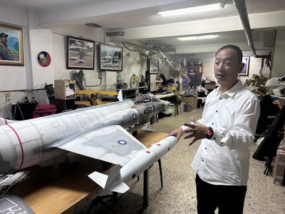 彰化眼鏡行藏「地下兵工廠」　老闆圓遙控戰機夢