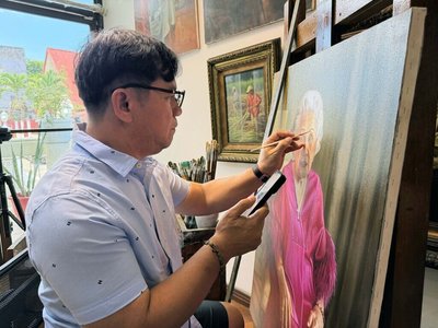 專訪／畫圖換點心到進總統府　菲律賓看板畫匠逆襲成人像藝術家