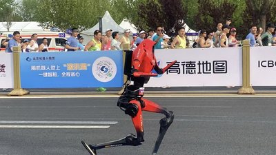 比人還快  北京機器人馬拉松榮耀「閃電」奪冠