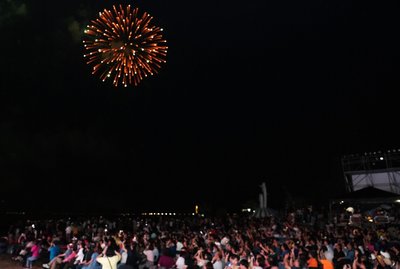 澎湖海上花火節試放10分鐘　逾5000民眾搶頭香