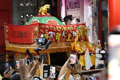 白沙屯媽祖進香返抵拱天宮 眾聲嗨喊「進喔」後安座