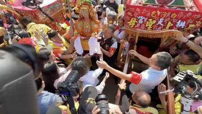 白沙屯媽祖回鑾最後一哩路 「粉紅超跑」換8人大轎
