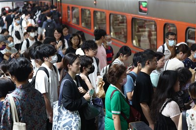 台鐵電車線掛鞭炮殘屑　通霄至新埔恢復正常行車