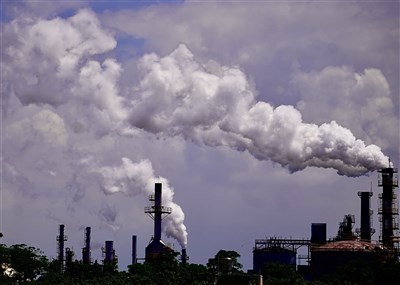 排碳大戶5月首繳碳費　224廠適用優惠、占排碳量76%