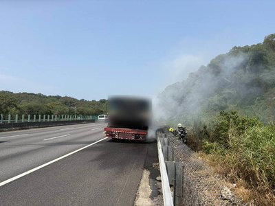國3苗栗段拖板車輪起火　延燒所載裝甲車