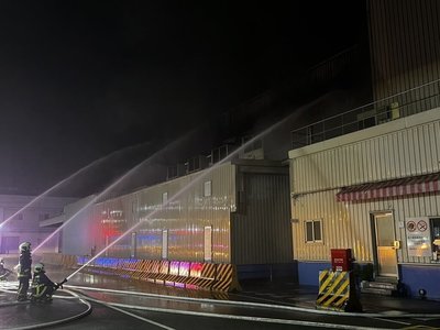 台中統一倉儲凌晨火警無人傷　環保局監測空品