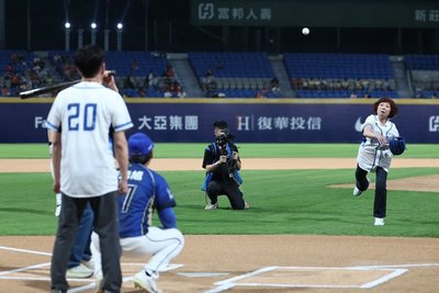 7旬婦肩傷難舉到登投手丘　醫倡多元治療重拾行動力