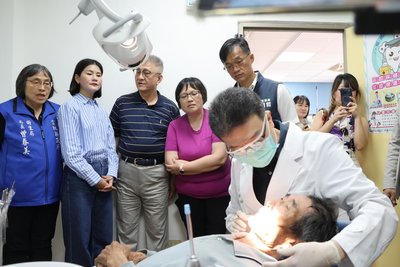 表兄妹捐贈整套牙科設備　突破雲林二崙無牙醫服務