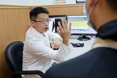 比腕力暗藏風險　醫師提醒「扭轉力」恐致肱骨骨折