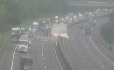 國3台南段2輛大貨車擦撞一度回堵　4人送醫