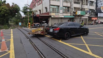轎車擅闖平交道　阿里山林鐵台車受損、1人受傷