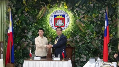 黃偉哲訪菲推城市外交  姊妹市掛國旗奏國歌歡迎