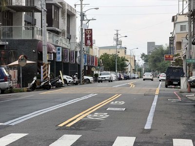 南投市道路新舊標線並存　公所：為啟動人行道工程