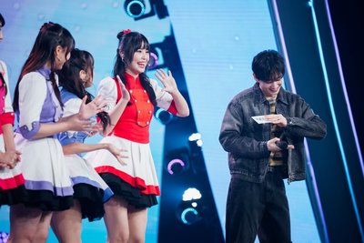 YOYO家族性感跳「捏泥巴」　銀赫笑喊：好可愛