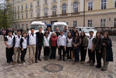 馬偕醫療團7度赴烏克蘭義診 攜手賑災基金會捐醫療車