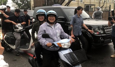 王美惠騎機車載蕭副總統　參訪古蹟探索嘉市底蘊