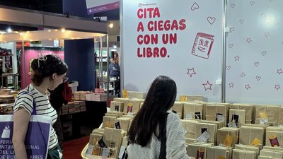 阿根廷「盲書約會」  看不見的牛皮紙書讓讀者更靠近