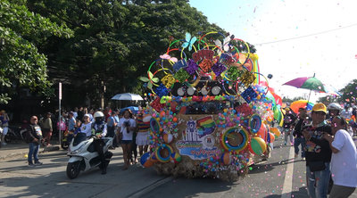 馬尼拉首辦夏季同志驕傲遊行  數千人踩街提倡平權