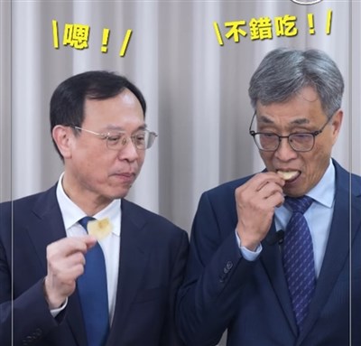 農業、衛福部長吃洋芋片　重申雙重把關進口馬鈴薯