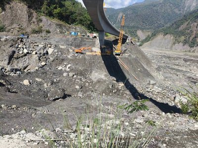 南橫瓦筏哈橋墩基礎裸露　公路局加固施工確保安全