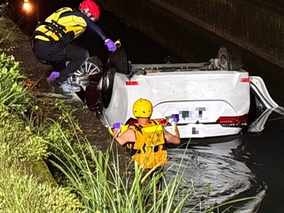 宜蘭女開車自撞電桿翻落大排　溺水昏迷搶救中