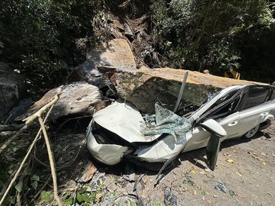 新北烏來落石砸毀路旁停車　車主釣魚逃過一劫