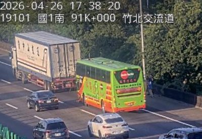 國1竹北段遊覽車撞凹大貨車車斗　26乘客驚嚇無人傷