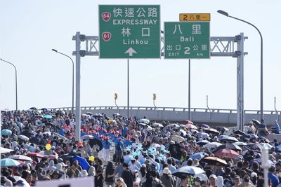 小鹿氣球領軍逾30遊行團體　萬人漫步淡江大橋