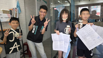 月考完民眾黨大Fun送　馬公市小朋友持考卷免費吃冰